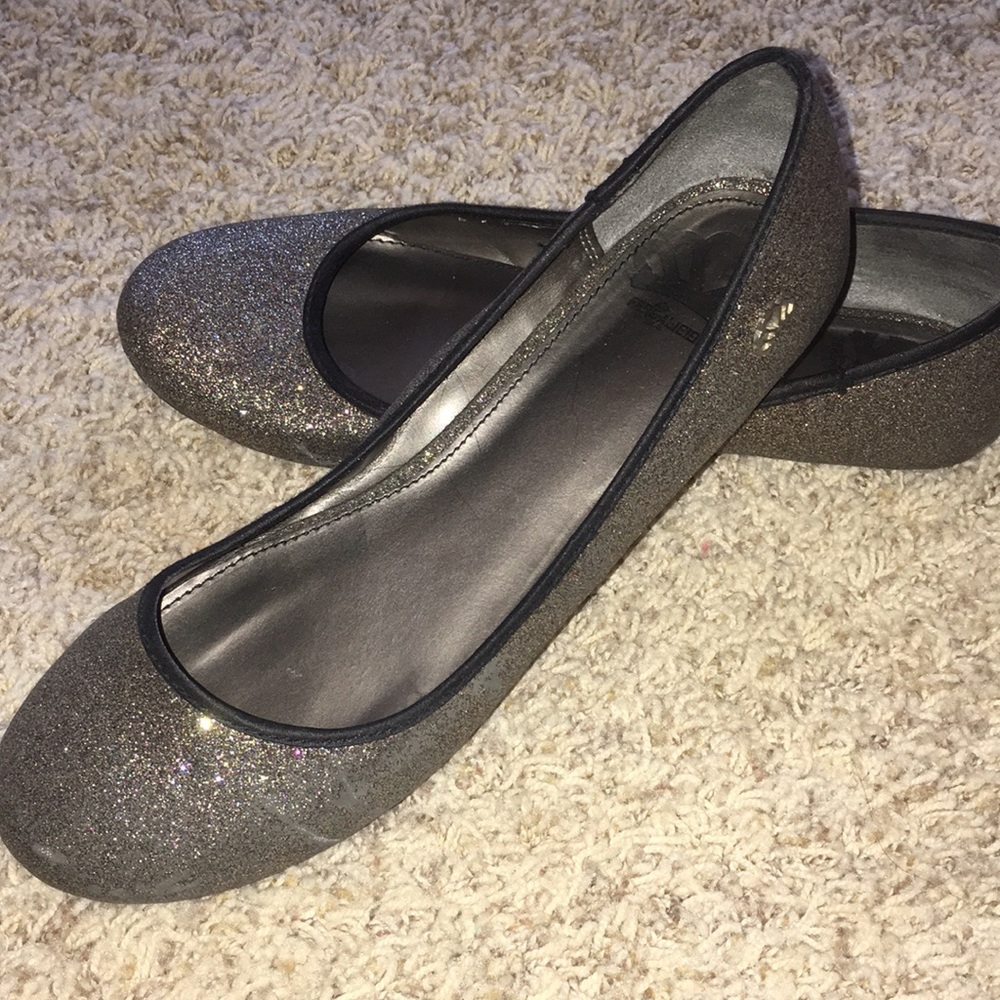 FERGALICIOUS flats 👠 sz 8